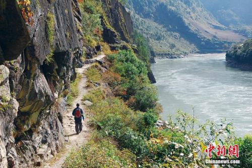 资料图：背包客在茶马古道贡山县段。中国云南怒江贡山。柯炳钟 摄