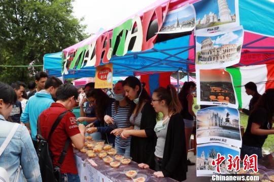 贵州大学美食节现场 瞿宏伦 摄