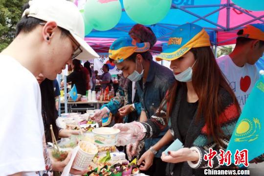 贵州大学美食节现场 瞿宏伦 摄