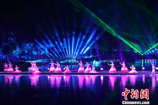 第二十二届中国周庄国际旅游节开幕式现场。　朱雄杰 摄