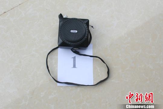 图为用来播放山鸡叫声的播放器。　钟欣 摄