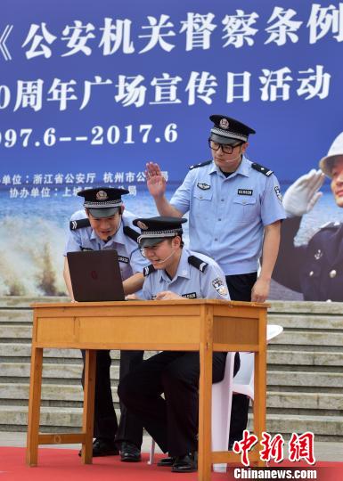 图为：浙江几位民警正在表演督察警务小品。　周尔博(通讯员) 摄