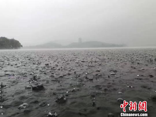 浙江省迎来第二波梅雨。 杭州西湖风景名胜区管委会提供