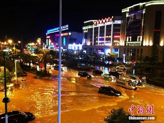 6月11日晚，福建宁德市迎来短时雷阵雨，致使市区路段出现积水严重，有车辆被“泡”在水中。陈香秀 摄