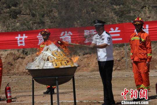 图为甘肃警方销毁毒品。　王彦达 摄