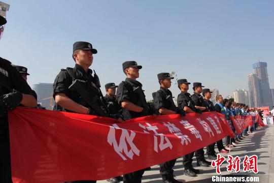 图为甘肃警方举行宣誓、签名活动。　王彦达 摄