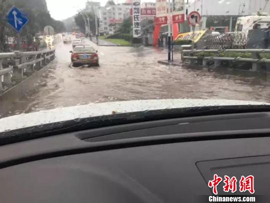 在水中行驶的汽车。　钟欣 摄