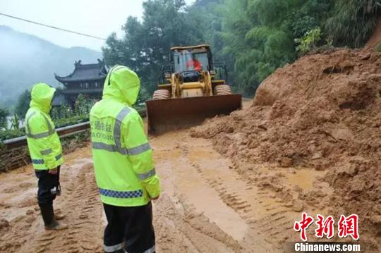 龙游县境内多处公路山体塌方，导致222省道及县道公路沐梧线交通中断 胡跃文 摄