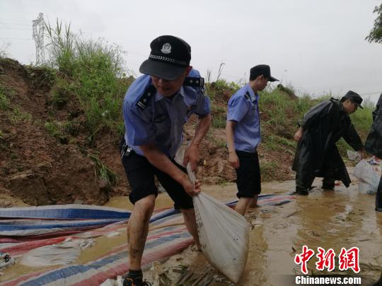 图为：民警抢修许埠大坝。　邵士明 摄