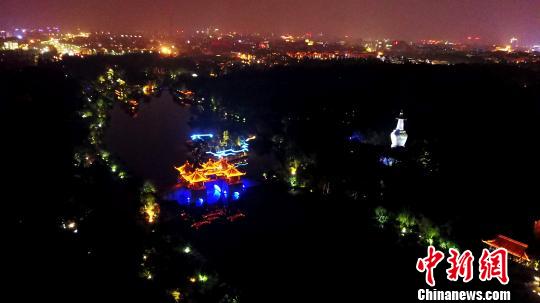 图为俯瞰瘦西湖夜景。　孟德龙 摄