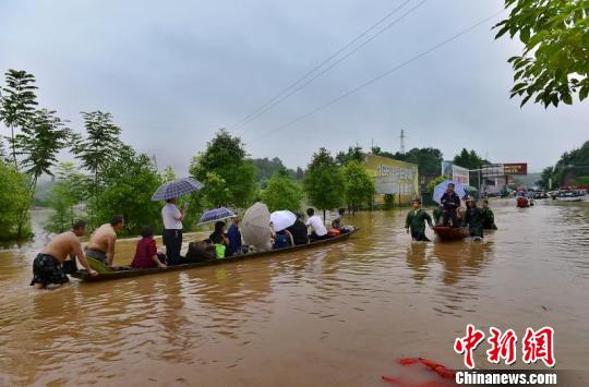 民兵用木船转移怀化辰溪县受灾民众。