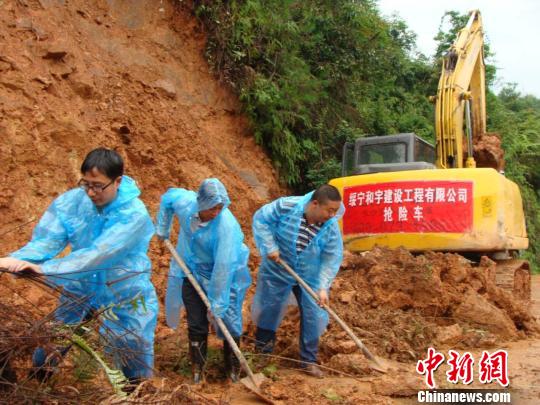 图为爱心企业工作人员在清理塌方。