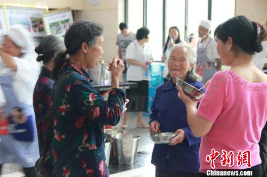 图为安置点受灾群众在用餐。