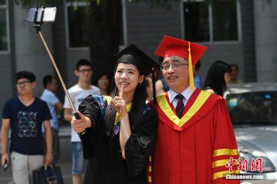 7月1日，山西省太原理工大学举行2017年毕业典礼，毕业生与校长黄庆学合影留念。记者 韦亮 摄