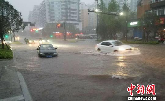 城区部分路段积水严重。自贡交警 供图