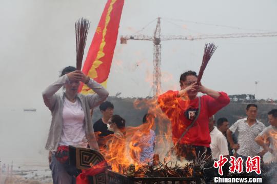 当地人在现场祭拜海神，用古老传统习俗祈福。　张西竹 摄