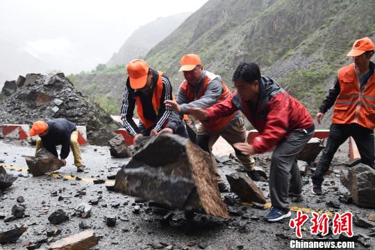 受持续降雨影响，云南多条公路发生泥石流、滑坡等险情。　云南省交通厅提供 摄