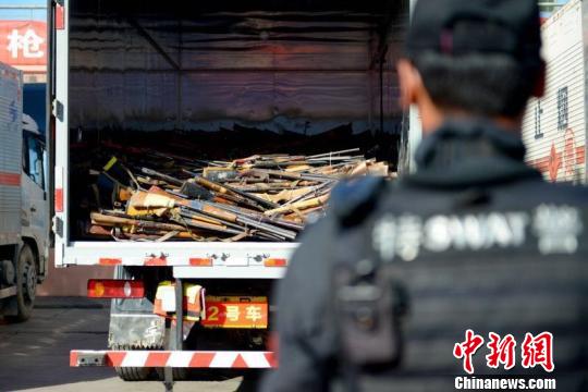 图为一名警员在销毁枪支现场警戒中 祁雯 摄