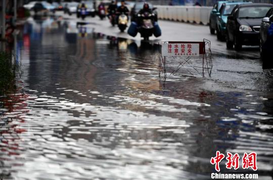 昆明一夜大雨致多处积水。　李进红 摄